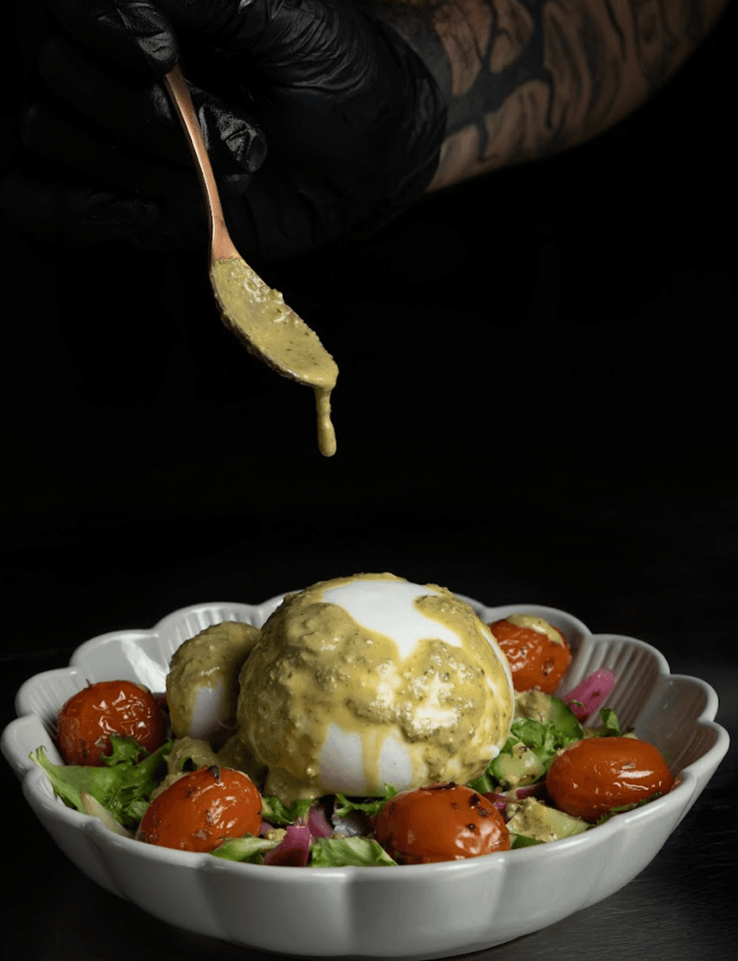 Burrata con salsa verde y tomates cherry