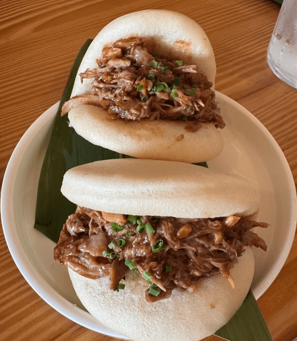 Pan bao de costilla deshuesada con salsa barbacoa